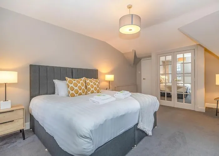 Bright And Central Duplex In Glasgow City Centre