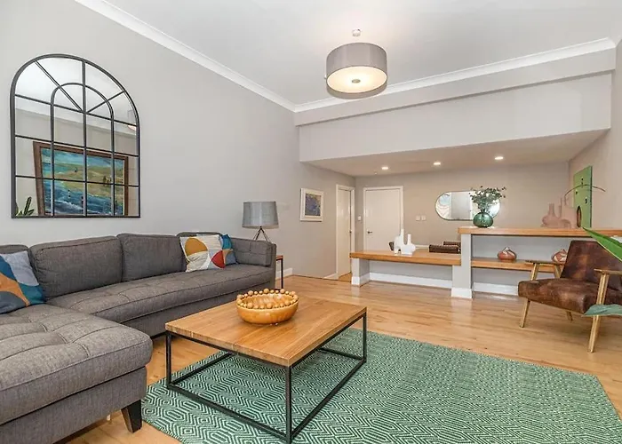 Bright And Central Duplex In Glasgow City Centre